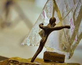 Pokaż zdjęcie: Wykonana z brązu i szkła. Na podstawie w krzałcie kamienia wykuty 