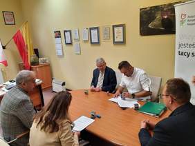 Pokaż zdjęcie: Podpisywanie umowy z Powiatem Pajęczańskim
