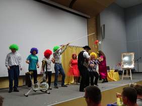 Pokaż zdjęcie: Zespół „Płomyki” z Warsztatu Terapii Zajęciowej Polskiego Związku Niewidomych w Słupsku z przedstawieniem „Kopciuszek inaczej”.