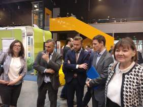 Pokaż zdjęcie: Dyrektor Oddziału Pomorskiego PFRON Pan Dariusz Majorek i wicemarszałek województwa pomorskiego Pan Ryszard Świlski (w środku), Dyrektor Wojewódzkiego Urzędu Pracy w Gdańsku Pani Joanna Witkowska (z prawej)