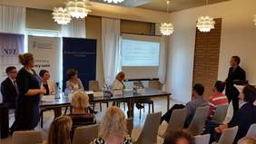 Pokaż zdjęcie: Wystąpienie Bartosza Marczuka Wiceministra Rodziny, Pracy i Polityki Społecznej podczas spotkania konsultacyjnego w Słupcy