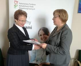 Pokaż zdjęcie: Maria Gubała, Starosta Powiatu Gorlickiego oraz Marta Mordarska, Dyrektor Małopolskiego Oddziału PFRON  podczas podpisywania umowy na realizację Programu "Zajęcia Klubowe w WTZ"