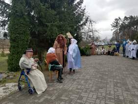 Pokaż zdjęcie: Uroczystość uświetnił występ uczestników Warsztatów, którzy przygotowali krótki spektakl - jasełka