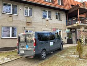 Pokaż zdjęcie: Bus z dofinansowaniem ze środków PFRON dla uczestników Warsztatu Terapii Zajęciowej w Kuźnicy Grabowskiej