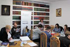 Pokaż zdjęcie: Wypełnianie wniosków pod okiem specjalisty