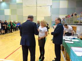 Pokaż zdjęcie: Podziękowania oraz upominek własnoręcznie wykonany przez uczestników WTZ w Ostródzie