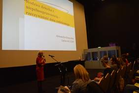 Pokaż zdjęcie: Prelekcja Aleksandry Kruszyńskiej, wicedyrektor Regionalnego Ośrodka Metodyczno_Edukacyjnego METIS w Katowicach