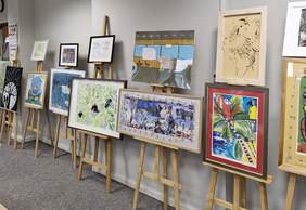 Pokaż zdjęcie: Oparte o ściany sztalugi, na których umieszczone są prace plastyczne.