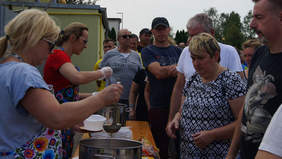 Pokaż zdjęcie: Na wszystkich czekała swojska grochówka oraz deser dla regeneracji