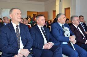 Pokaż zdjęcie: Zaproszeni goście fot. Starostwo Powiatowe w Łęcznej