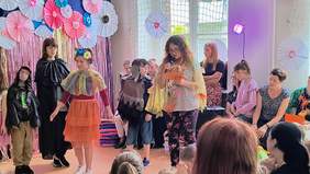 Pokaż zdjęcie: Występy taneczne  i muzyczne uczniów szkoły