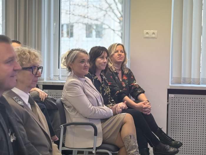 Pokaż zdjęcie: W sali konferencyjnej siedzą w rzędzie przedstawiciele różnych instytucji, a wśród nich Dyrektor Oddziału Lubuskiego PFRON