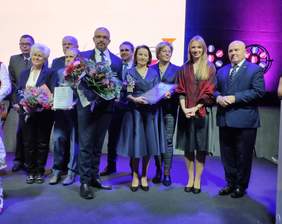 Pokaż zdjęcie: Zdjęcia pamiątkowe po wręczeniu nagród Kryształy Soli 2019