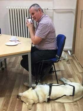 Paweł Wdówik z psem przewodnikiem