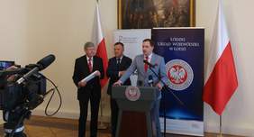 Pokaż zdjęcie: briefing prasowy w Łódzkim Urzędzie Wojewódzkim - Piotr Cieplucha Dyrektor Wydziału Zdrowia i Polityki Społecznej 
