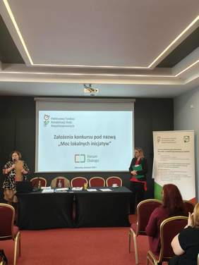 Dwie kobiety, stoją