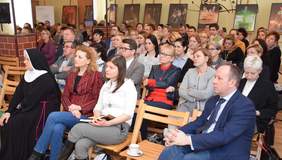 Pokaż zdjęcie: Uczestnicy konferencji w Szamotułach pt.: „Spółdzielnie socjalne jako sposób na przeciwdziałanie bierności zawodowej osób niepełnosprawnych”