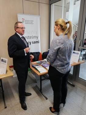 Pokaż zdjęcie: Dyrektor Andrzej Michalski udziela informacji