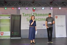 Pokaż zdjęcie: Dyrektor ROPS Małgorzata Romanko na scenie podczas otwarcia wydarzenia
