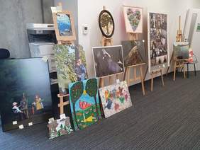 Pokaż zdjęcie: Prace plastyczne na sztalugach 