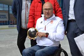 Pokaż zdjęcie: Rafał Rocki trzyma dysk