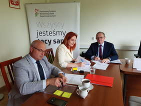 Pokaż zdjęcie: Starosta opatowski Tomasz Staniek i skarbnik powiatu Małgorzata Jalowska oraz dyrektor Oddziału Świętokrzyskiego PFRON Andrzej Michalski