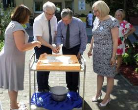 Pokaż zdjęcie: Krojenie tortu