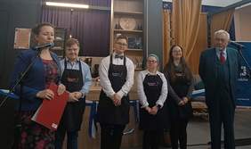 Pokaż zdjęcie: Pracownicy kawiarni Społeczna Kaffka z Prezydentem Miasta Krakowa, Jackiem Majchrowskim podczas oficjalnego otwarcia.