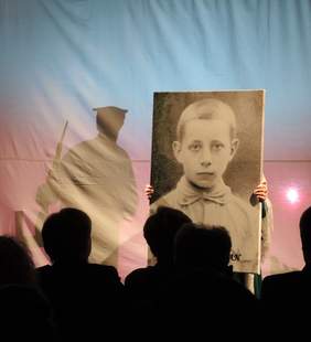 Pokaż zdjęcie: Scena ze spektaklu "Nie idź mój synku na wojnę"