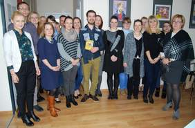 Pokaż zdjęcie: Jasiek Mela - prezes Fundacji „Poza Horyzonty” oraz wiceprezes Weronika Gurdek podczas spotkania z dyrektor Martą Mordarską i pracownikami Oddziału Małopolskiego