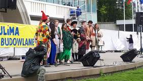 Pokaż zdjęcie: Występy artystyczne przygotowane przez uczestników.