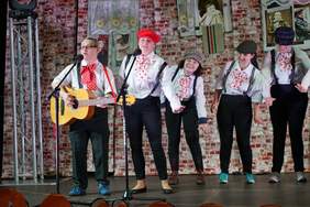 Pokaż zdjęcie: Występ wokalny