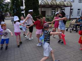 Pokaż zdjęcie: Zabawa dzieci 