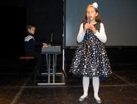 Pokaż zdjęcie: Występ Julii Zawrzykraj  i Olafa Bielaka - artystów z Ośrodka Szkolno – Wychowawczego dla Dzieci Niewidomych i Słabowidzących w Krakowie