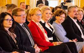 Pokaż zdjęcie: Goście honorowi podczas Gali Finałowej konkursu "Sztuka Osób Niepełnosprawnych" (fot. PFRON)