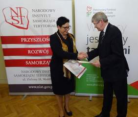Pokaż zdjęcie: na zdjęciu: dr Iwona Wieczorek Dyrektor Narodowego Instytutu Samorządu Terytorialnego oraz Władysław Skwarka - Dyrektor Oddziału Łódzkiego PFRON
