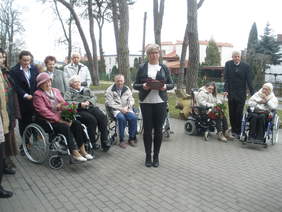 Pokaż zdjęcie: Zdj_cie_2_-_Pani_Iwona_B_k_-_kierownik_dzia_u_terapeutyczno_-_opieku_czego_-_podczas_powitania_go_ci_i_mieszka_c_w_Domu_Pomo.JPG