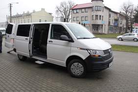 Pokaż zdjęcie: na zdjęciu: piękny nowy 9- osobowy bus marki volkswagen Caravelle 6.1 Trendline silnik 2,0 l TDI EU6 SCR BlueMotion Technology 110 kW