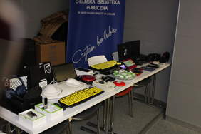 Pokaż zdjęcie: Stół na którym wyeksponowane zostały klawiatury, telefony, czytniki, cyber oko.