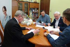 Pokaż zdjęcie: podpisanie umowy do oprocentowania kredytu: na zdjęciu Henryk Kruszek Prezes Zarządu INWAR S.A.; pełnomocnicy PFRON Władysław Skwarka i Jarosława Madaj oraz Przemysław Suligorski -Specjalista PFRON