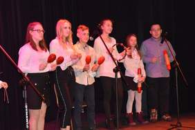 Pokaż zdjęcie: Na scenie zespół 