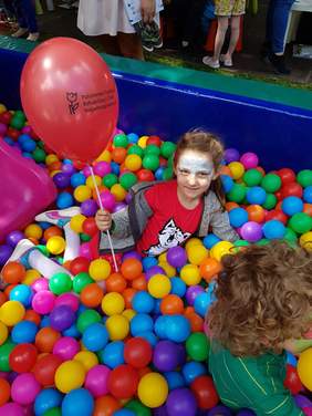 Dziecko w baseniku z kuleczkami