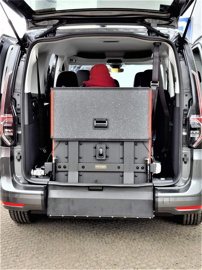 Pokaż zdjęcie: Bagażnik ze złożoną platformą.