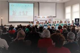 Uczestnicy Forum siedzą na sali i podziwiają występ taneczno-muzyczny