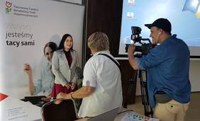 Pokaż zdjęcie: Klaudia Kaniewska, beneficjentka Programu "Absolwent" podczas udzielania wywiadu