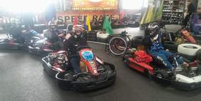 Pokaż zdjęcie: Uczestnicy szkolenia gokartowego w pojazdach