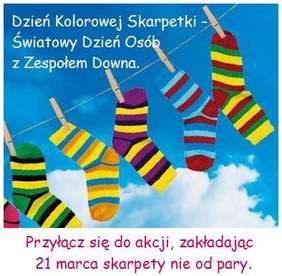 Plakat promujący akcję założenia dwóch różnych skarptek w Dniu Zespołu Downa