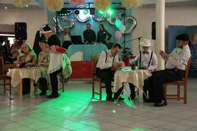 Pokaż zdjęcie: uczestnicy balu integracyjnego Zaczarowany Świat