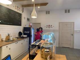 Prezes PFRON Marlena Maląg w barze "Smaki Radości" w Dębicy