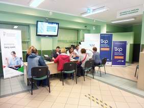 Pokaż zdjęcie: Stoisko Oddziału Małopolskiego PFRON podczas wydarzenia „Żyj aktywnie” w Inspektoracie ZUS w Krakowie na osiedlu Teatralnym.